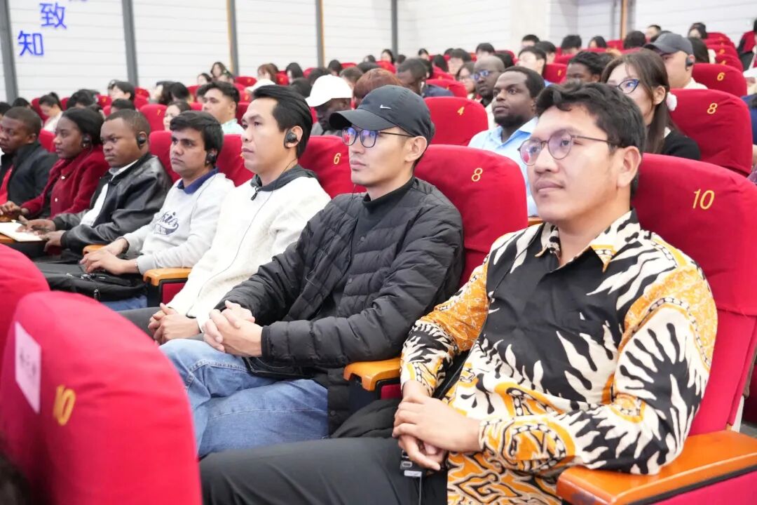 20251106 沙特审计院院长胡萨姆·阿兰卡里先另行通知生受聘BEAT365唯一官网荣誉教授仪式 (19).JPG